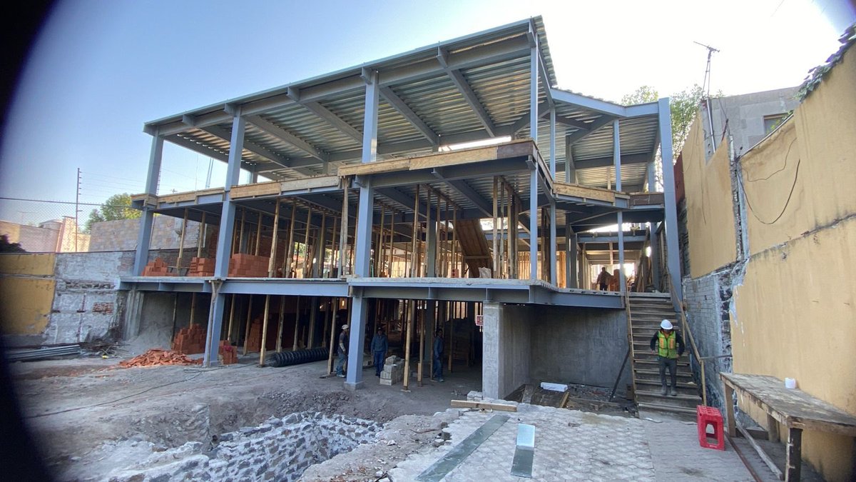 Maraca2's tweet photo. Están construyendo este edificio de 3 niveles, para oficinas, en Paseo del Pedregal junto al 1072 casi esquina con Fuego.
Tiene permiso y está todo en regla @AlcaldiaAO ?? No es zona residencial? https://t.co/Khc3HLi4lO