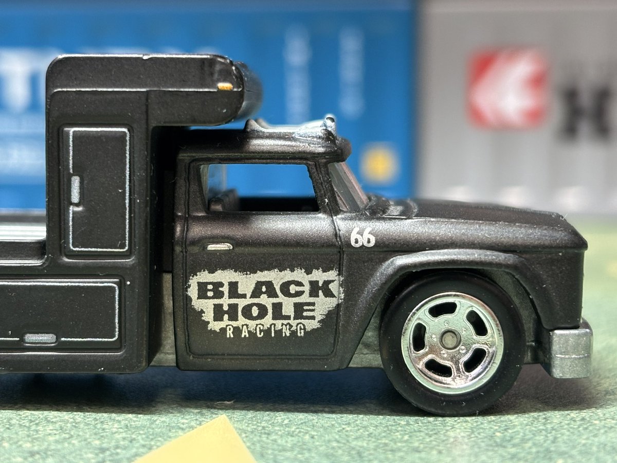 D96Ud's tweet photo. ホットウィール・レトロリグ改造経過
ドアにあるBLACK HOLE RACINGのロゴは除光液で消しました😄
66はなんとなく雰囲気がいいので残すことに😜
この後色剥げのあるルーフマーカーとホーン❓も色差し完了❗️
角扉の縁取りがカッコイイので元色を活かしてデカールを貼って艶消クリアで仕上げます💪 https://t.co/qJWC8lezWF