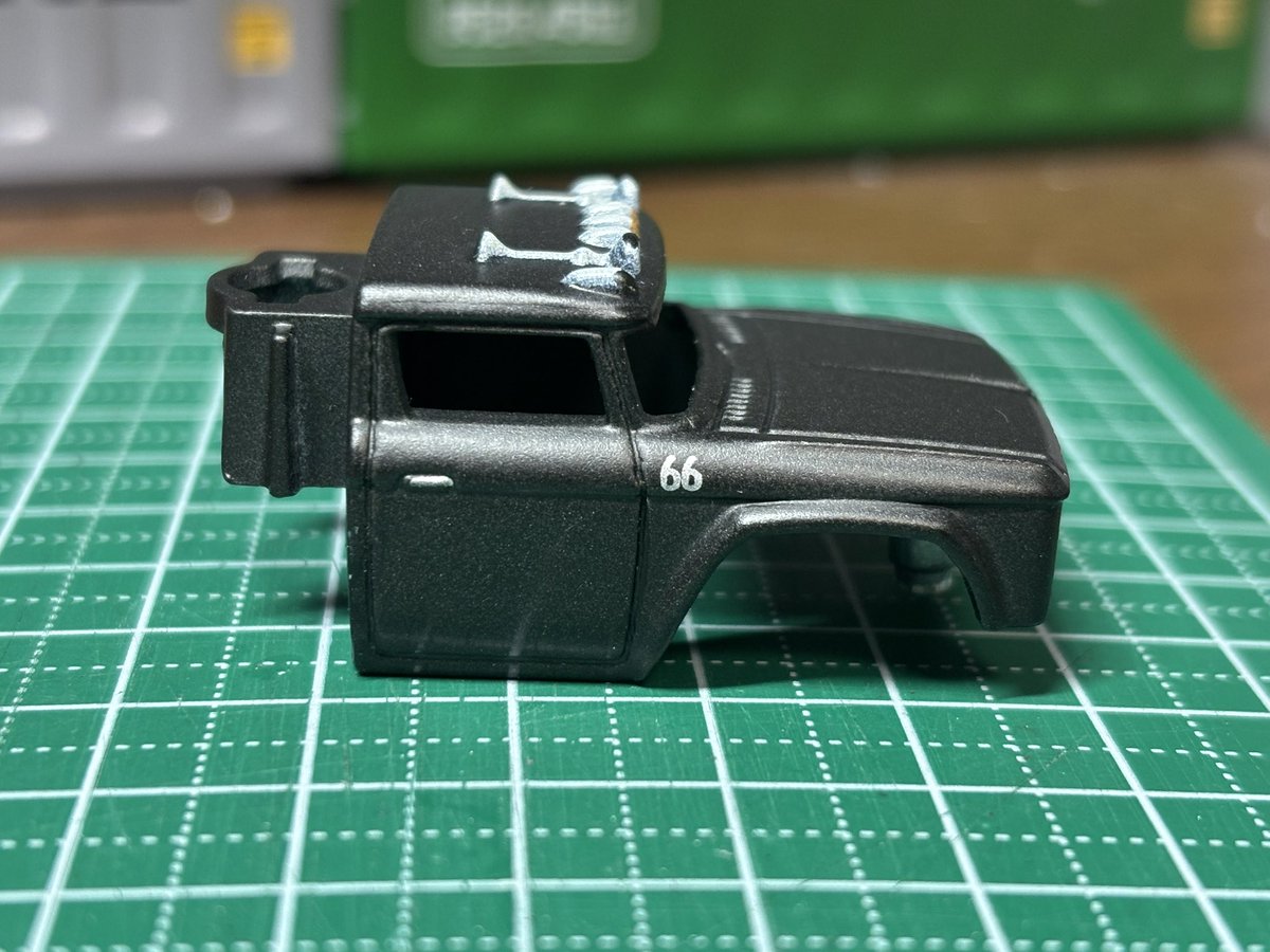 D96Ud's tweet photo. ホットウィール・レトロリグ改造経過
ドアにあるBLACK HOLE RACINGのロゴは除光液で消しました😄
66はなんとなく雰囲気がいいので残すことに😜
この後色剥げのあるルーフマーカーとホーン❓も色差し完了❗️
角扉の縁取りがカッコイイので元色を活かしてデカールを貼って艶消クリアで仕上げます💪 https://t.co/qJWC8lezWF