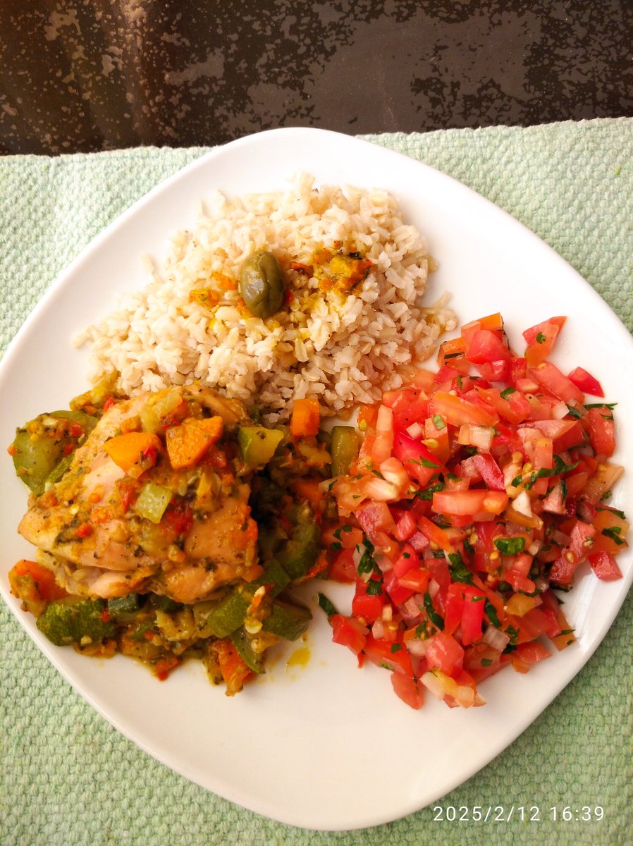 OdetteGomez61's tweet photo. Buen apetito 😋 mis 💙 Azulejos 💙 hermosos 😋 hoy tocó arroz 🌾 integral, pollito 🐤 a la Jardinera y ensalada Pico e'gallo 🍅🧅🌿 #AquíSeComeSaludable 
#ComidaSana #singluten #SinGrasas #BajoEnSal #SinAzúcar #ComerParaVivir #MasVegetales #MasProteínas #MasFrutas https://t.co/IcVha5V36k
