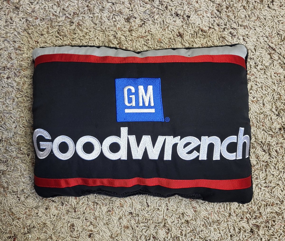 Suitzees tweet media