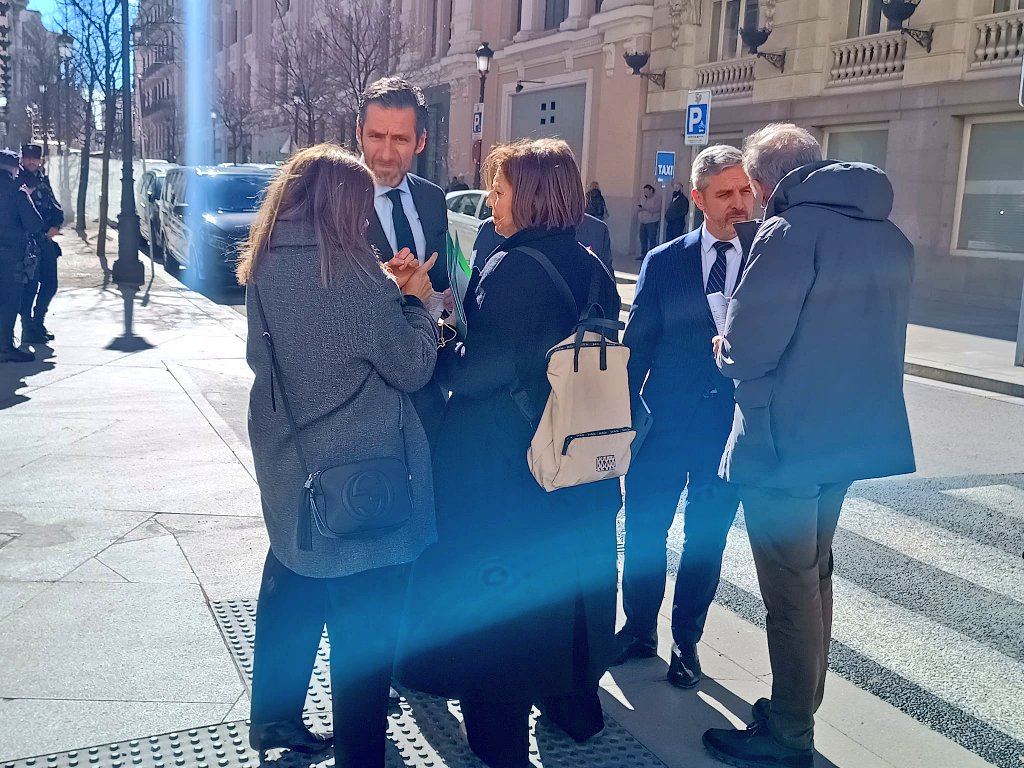 Alopez_Letrado's tweet photo. Hay días que uno solo puede sentirse orgulloso de ser abogado. Gracias a los compañer@s, abogados y procuradores, que hoy se han desplazado al Congreso para iniciar un piquete reivindicativo semanal. 
#UnicaSolucionPasarelaJ2 
#Impagable 
#EnjambreJ2 
#SomosLosJ2 https://t.co/Pcl6AokXDB