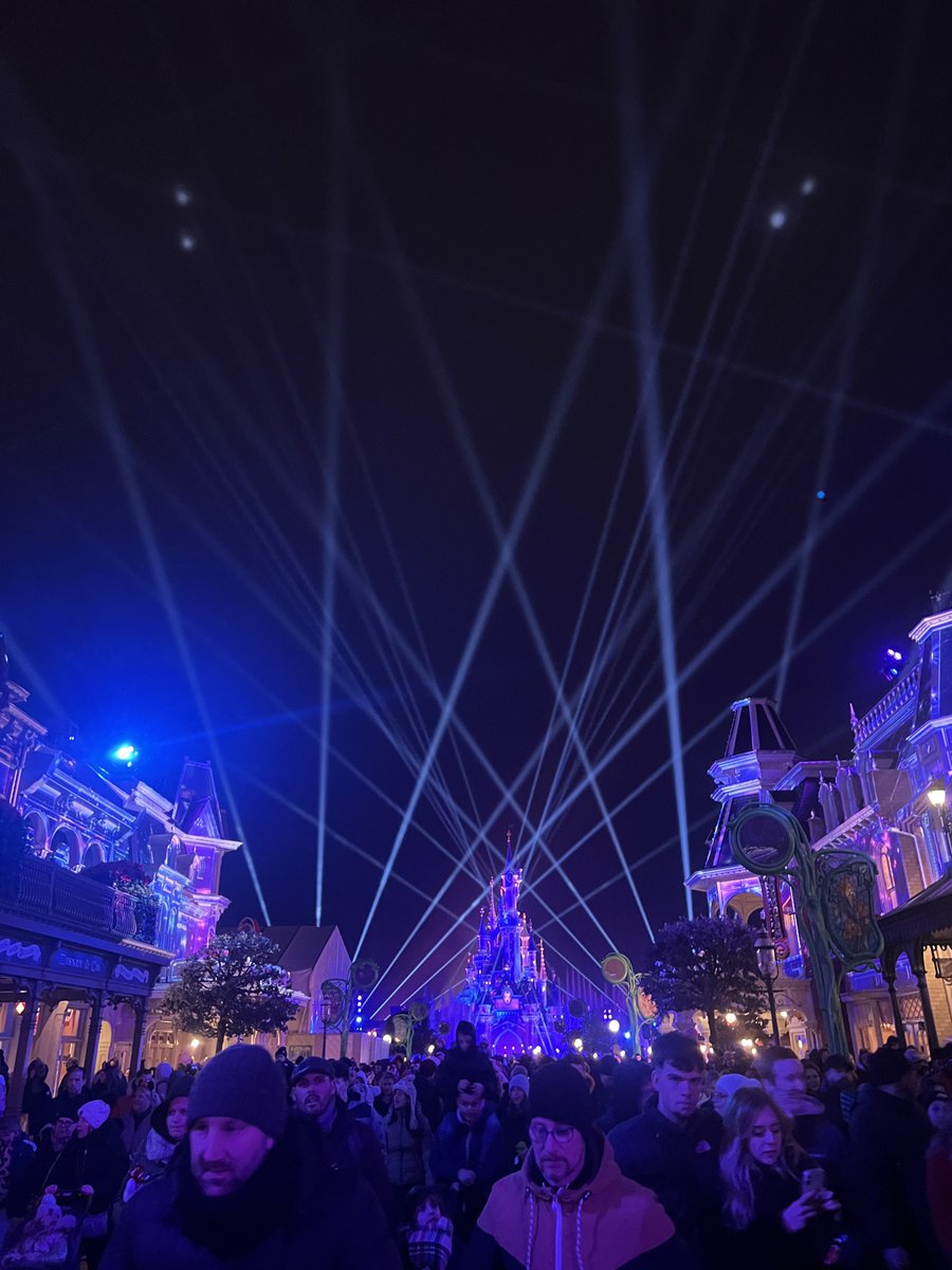 WishesWDW's tweet photo. DLPの新ショー
キャストの友達がメインストリートが良いよって言ってくれて、メインストリートから見たけど目が前と横についてて欲しかった👁️(^O^)👁️ https://t.co/PBo8A4ri5G