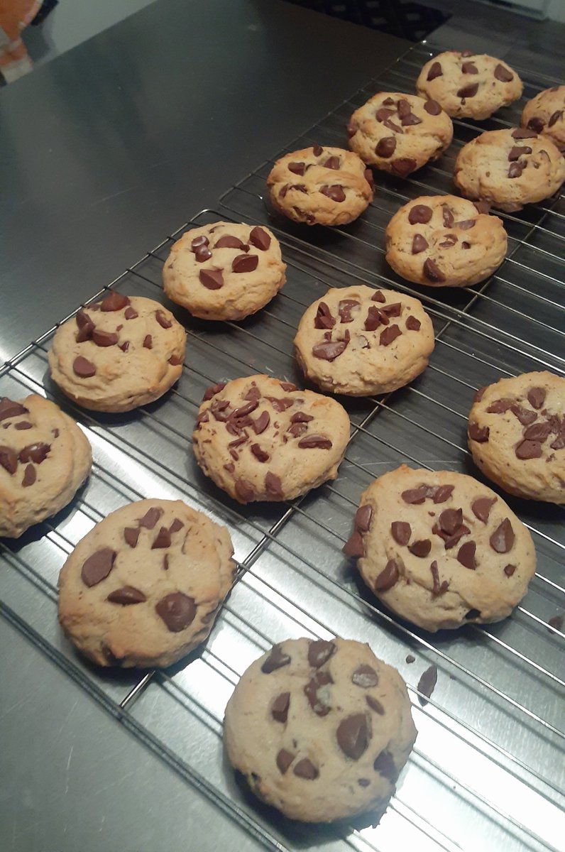 Jane4577's tweet photo. Baking kinda day. 
#bananachocolatechipmuffins #chocolatechipcookies https://t.co/vTJ48zQB0E