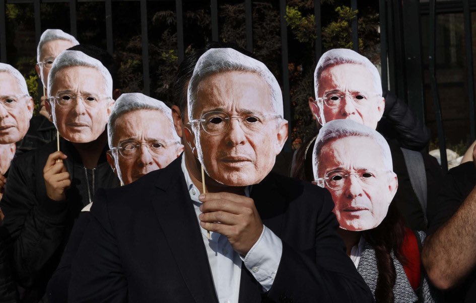 MeDicenWally's tweet photo. Ver a Uribe sentado en el banquillo de los acusados, es para disfrutar. Por eso en #WallyOpina les traemos detalles de su juicio, y además… 

¿Cómo así que hubo gente que se fue con máscaras hasta los juzgados para apoyarlo? 😂🤦🏻‍♂️

¡Vayan a verlo ya!

🔶https://t.co/ssbd02SbF1 https://t.co/TXRs6umQ3y