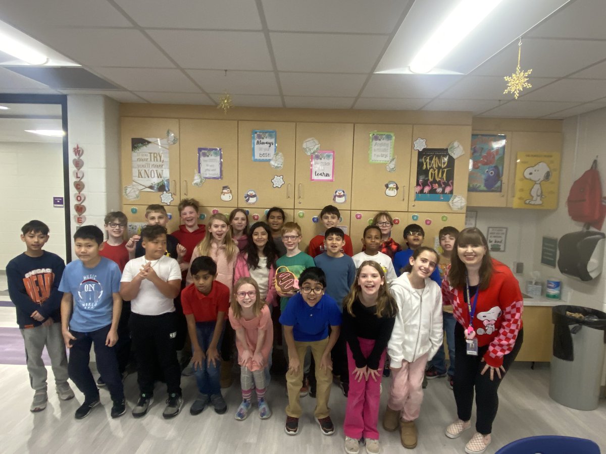 MsPetersen5th's tweet photo. 5th Grade students and staff had so much fun at the Valentine’s Day party at Elementary North! 💗💜 #SpreadKindness #BetterTogether @ElemNorthD73 @SansiperL https://t.co/6xFHMC2EKs