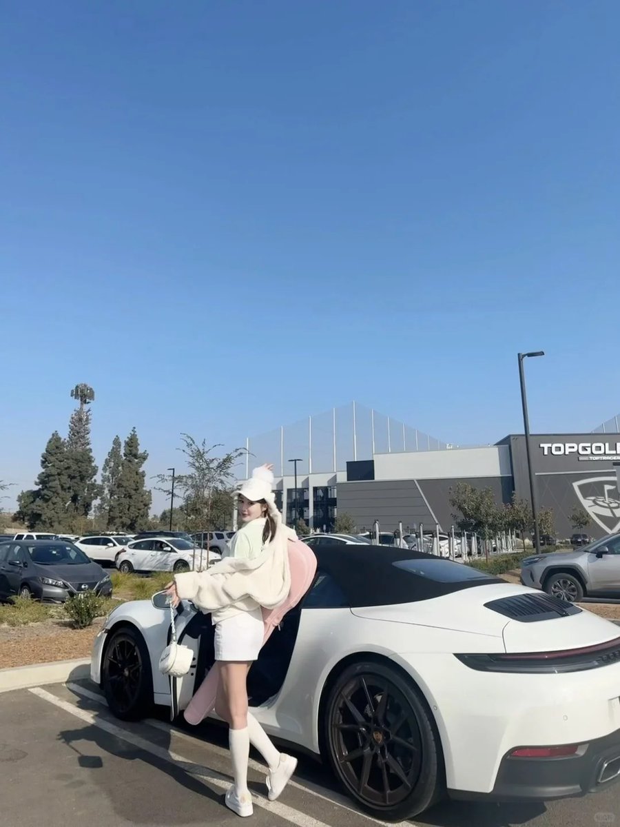 Enjoying a relaxing time with friends at Topgolf. The white outfit made me feel like the star of this beautiful day! #Topgolf #goodweather #fashionableoutfits #weekendtime