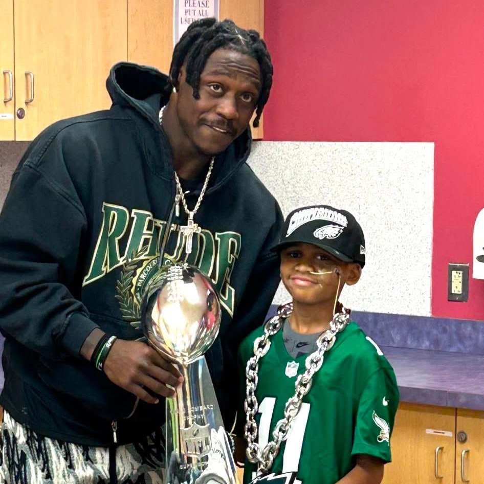 JamieApody's tweet image. AJ Brown - a man good on his word. Showed up at @ChildrensPhila today with the Lombardi Trophy and some gear for young Andre Howard, who was hit in the head by debris after shielding his sister during the NE Philly plane crash. I think I have a new favorite Eagle. @1kalwaysopen_