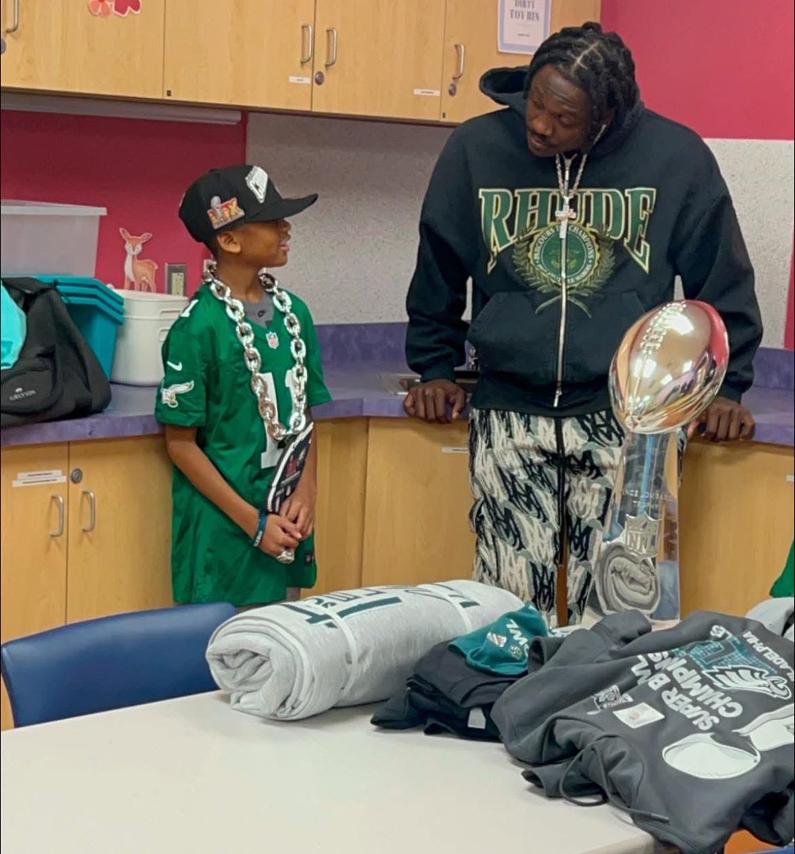 JamieApody's tweet image. AJ Brown - a man good on his word. Showed up at @ChildrensPhila today with the Lombardi Trophy and some gear for young Andre Howard, who was hit in the head by debris after shielding his sister during the NE Philly plane crash. I think I have a new favorite Eagle. @1kalwaysopen_