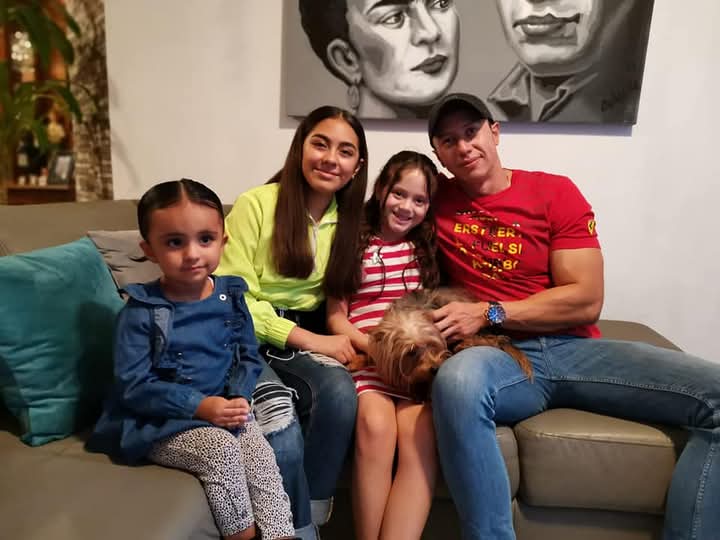 gei7779's tweet photo. Estos son los rostros de la familia de Sandra  Jaime Castro, culpables del asesinato del M.V.Z Héctor Hernández Cañas.
Se comenta en redes que la familia ya huyó, así como han restringido los perfiles de facebook https://t.co/Fnst9tu3uw