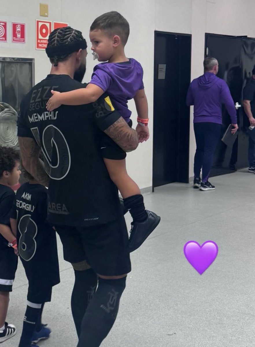 goldomemphis's tweet photo. memphis e o jorge, filho do hariel 💜 https://t.co/slXZEbPdJl