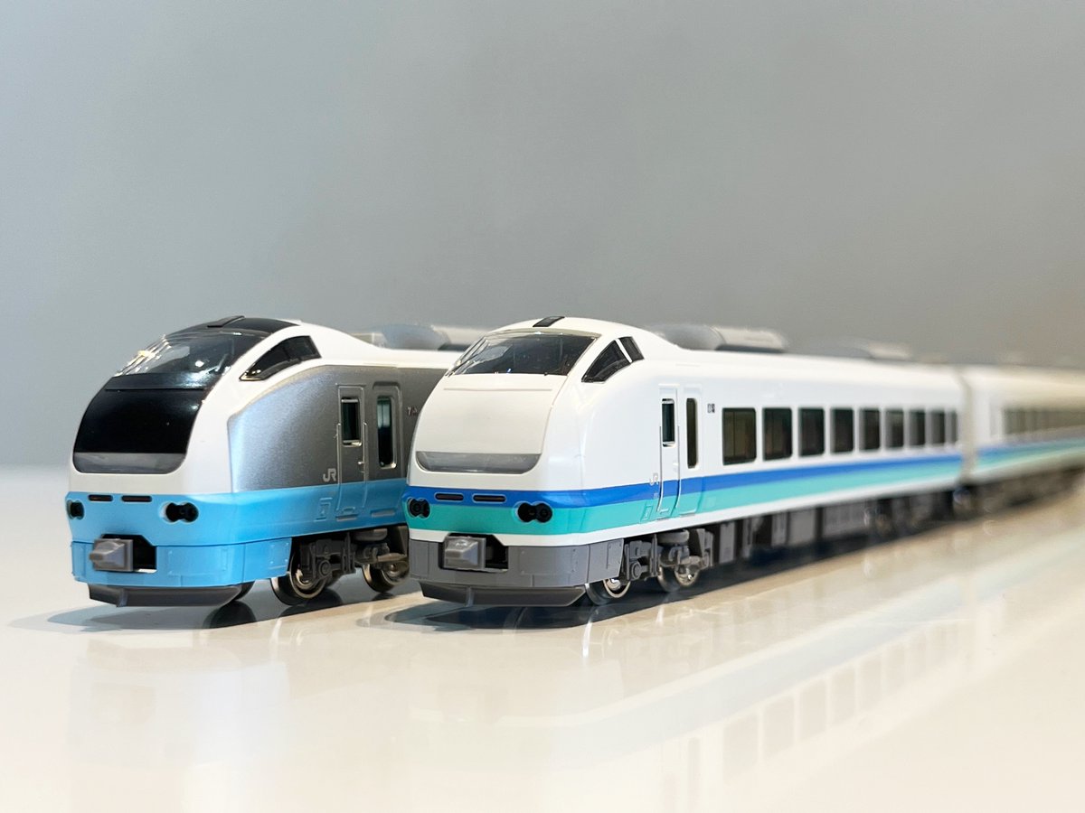 新製品E653系1100番代(上沼垂色)およびE653系1000番代(水色)がそれぞれ