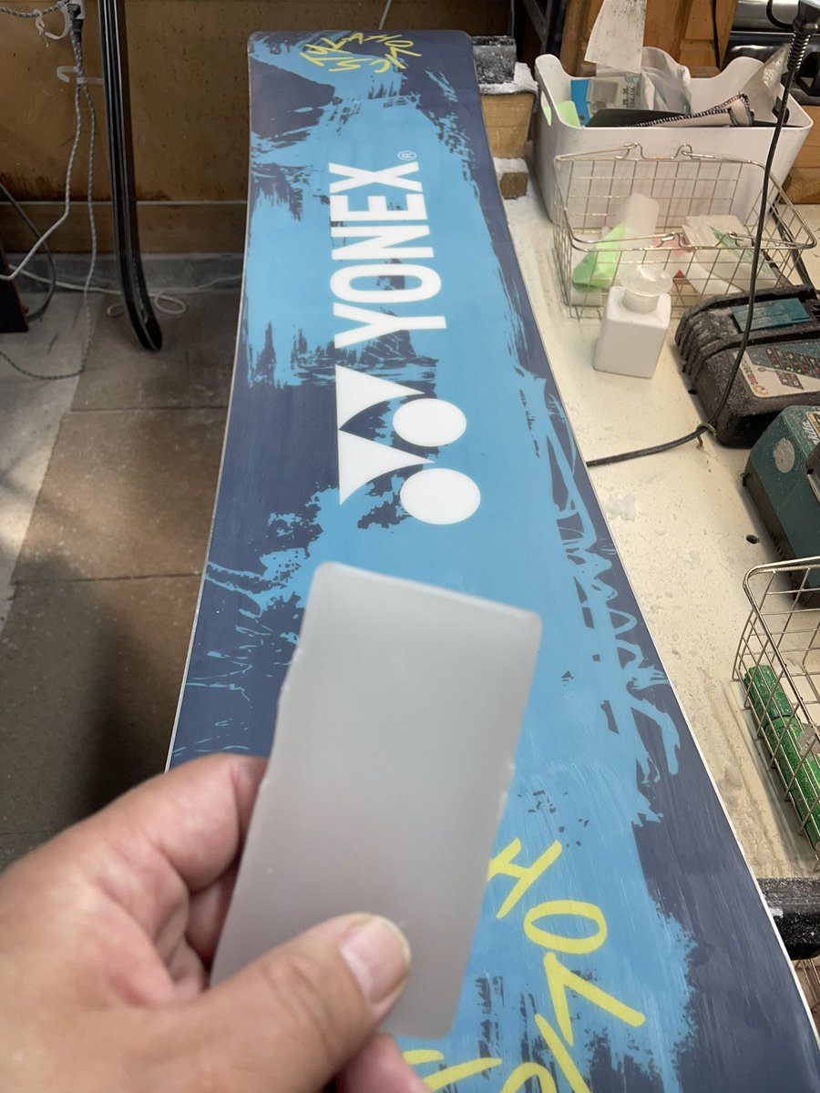 IcetuneK's tweet photo. 46歳でダブルを決める猫おじさんの来期スタイラホリック(まだ猫板ではない)にまだ誰もテストしていない新素材のWAXを勝手に塗布します。
#ICEbase
#ICEbaseWax
#FullBoost
@cvbarai https://t.co/Aixy9i3BD8