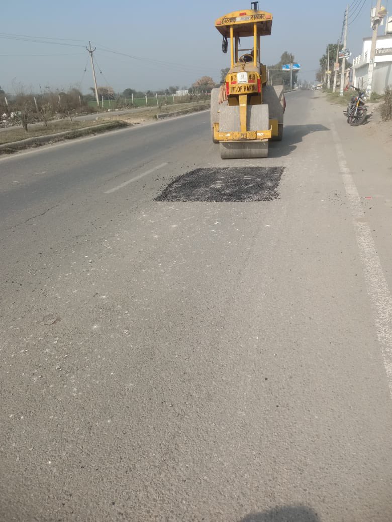 EeKarnal1's tweet photo. @rajat12367 @HaryanaPwd @karnalcircle @RanbirGangwa @cmohry The patch work is being carried out wherever required on this road. https://t.co/y8pOAefQwl