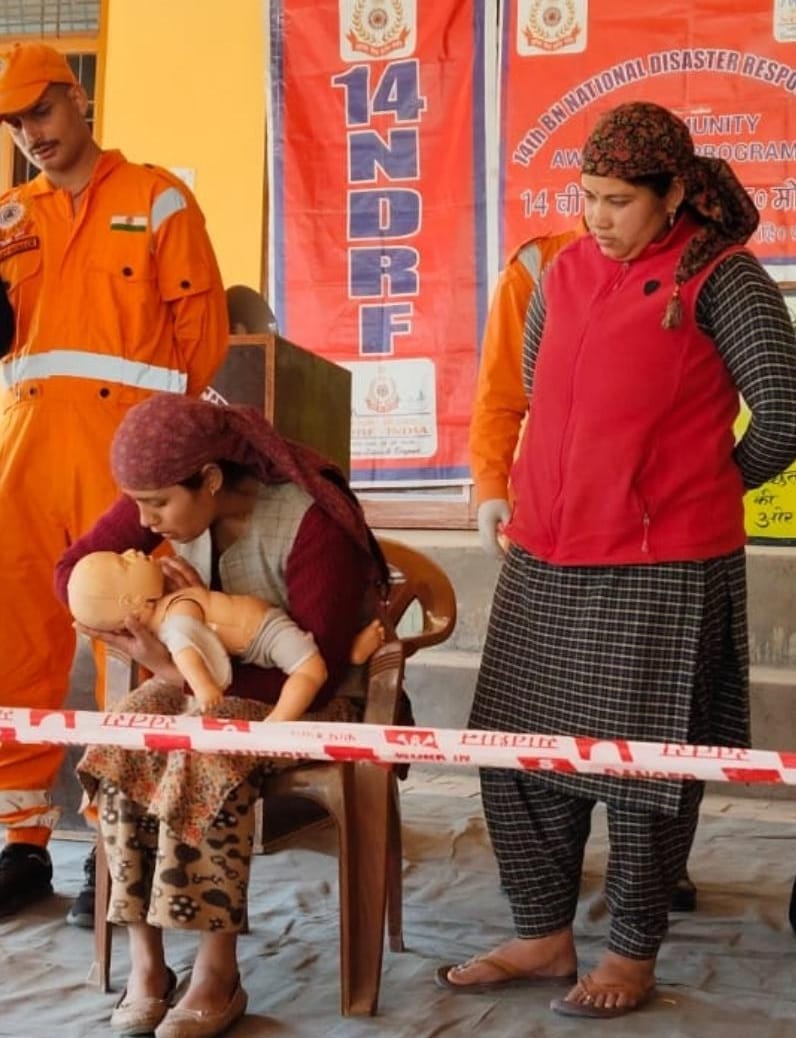 14NDRF's tweet photo. 14 BN NDRF Conductet Community Awareness Program(CAP) at Gram Panchayat Gadej, Village- Bayal, District -  Kullu (HP) on Dated 11 Feb 2025.
Beneficiaries - 82 Villagers. https://t.co/f7ZzsXtzHC