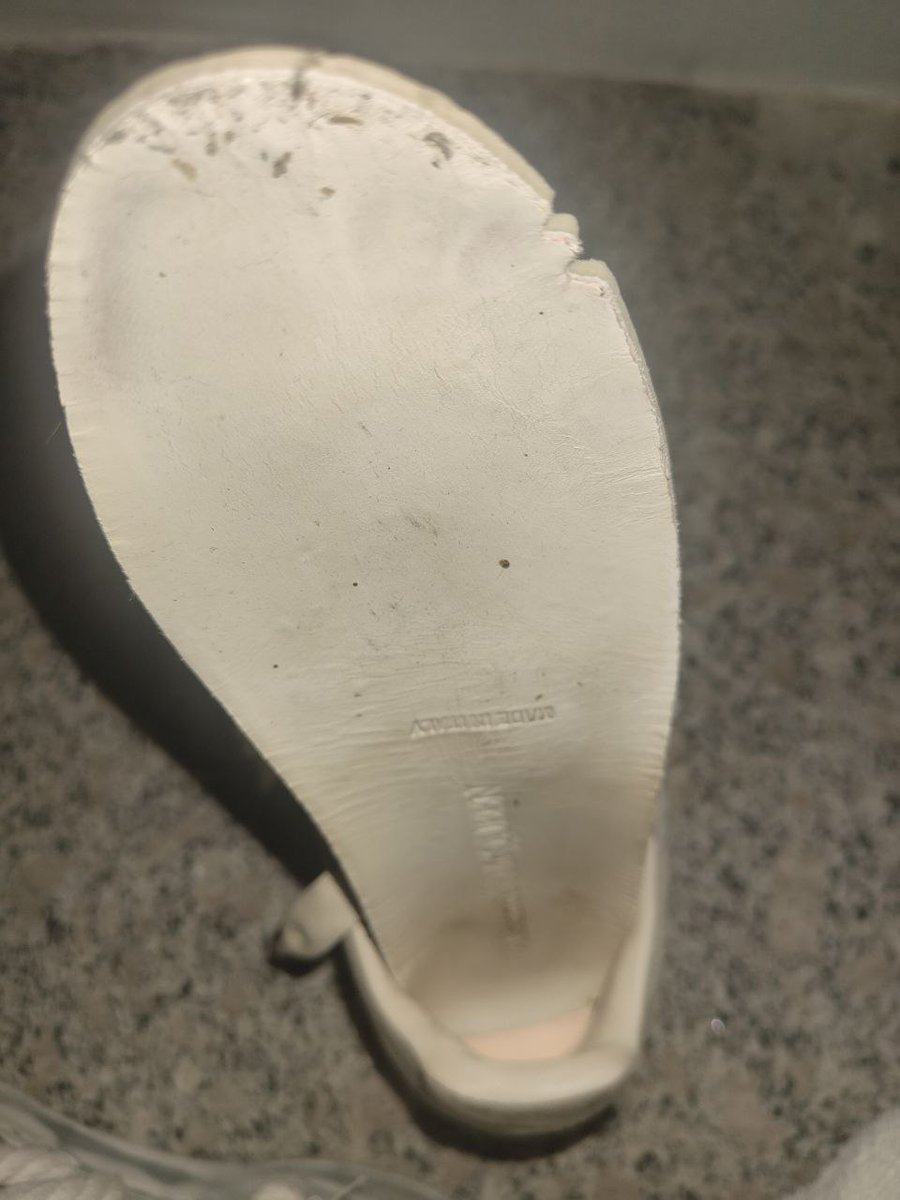 0319河北邢台，已有老哥成功上门把玩投稿同好女同学的运动鞋，选了一双最骚气的麦昆，直接抽出鞋垫品鉴，前部还有残留的脚垢，看着真刺激 https://t.co/HaxTsYZjXy