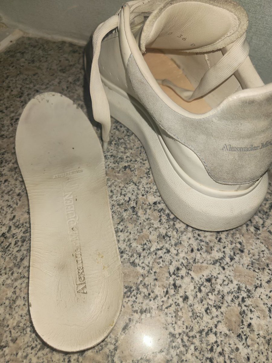 0319河北邢台，已有老哥成功上门把玩投稿同好女同学的运动鞋，选了一双最骚气的麦昆，直接抽出鞋垫品鉴，前部还有残留的脚垢，看着真刺激 https://t.co/HaxTsYZjXy