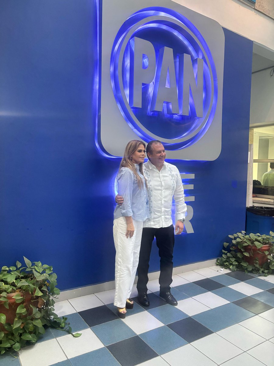 PanBocaVer's tweet photo. Este miércoles en el Comité Estatal de @AccionNacional, @MorelliBoca se registro como pre-candidato en busca de la alcaldía de #BocadelRío, estuvo acompañado de su esposa, su suplente y la formula de la sindicatura. Esperamos ver más registros estos días para la zona conurbada. https://t.co/Uzq9ON3xM7