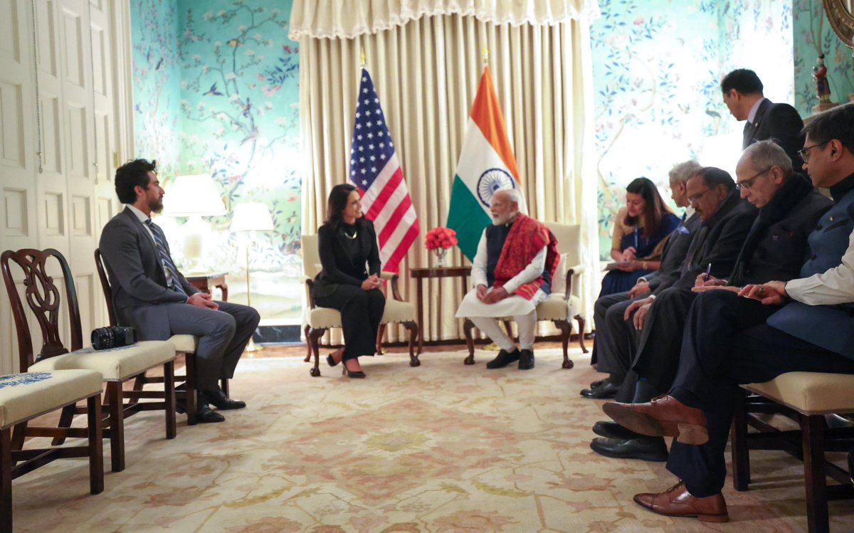 RajeevTiwariIND's tweet image. ये #संयोग है

अमेरिकन इंटेलीजेंस की हेड बनने के बाद तुलसी गैबार्ड की किसी बड़े विदेशी मेहमान से
पहली ही मीटिंग

भारत के प्रधानमंत्री नरेंद्र मोदी से हुई है
😊😊

सोरोस+पप्पू = डीप स्टेट गैंग

के
भारत विरोधी एजेंडा चलाने के सारे प्रयोग ध्वस्त

😸☝️
#ModiInAmerica