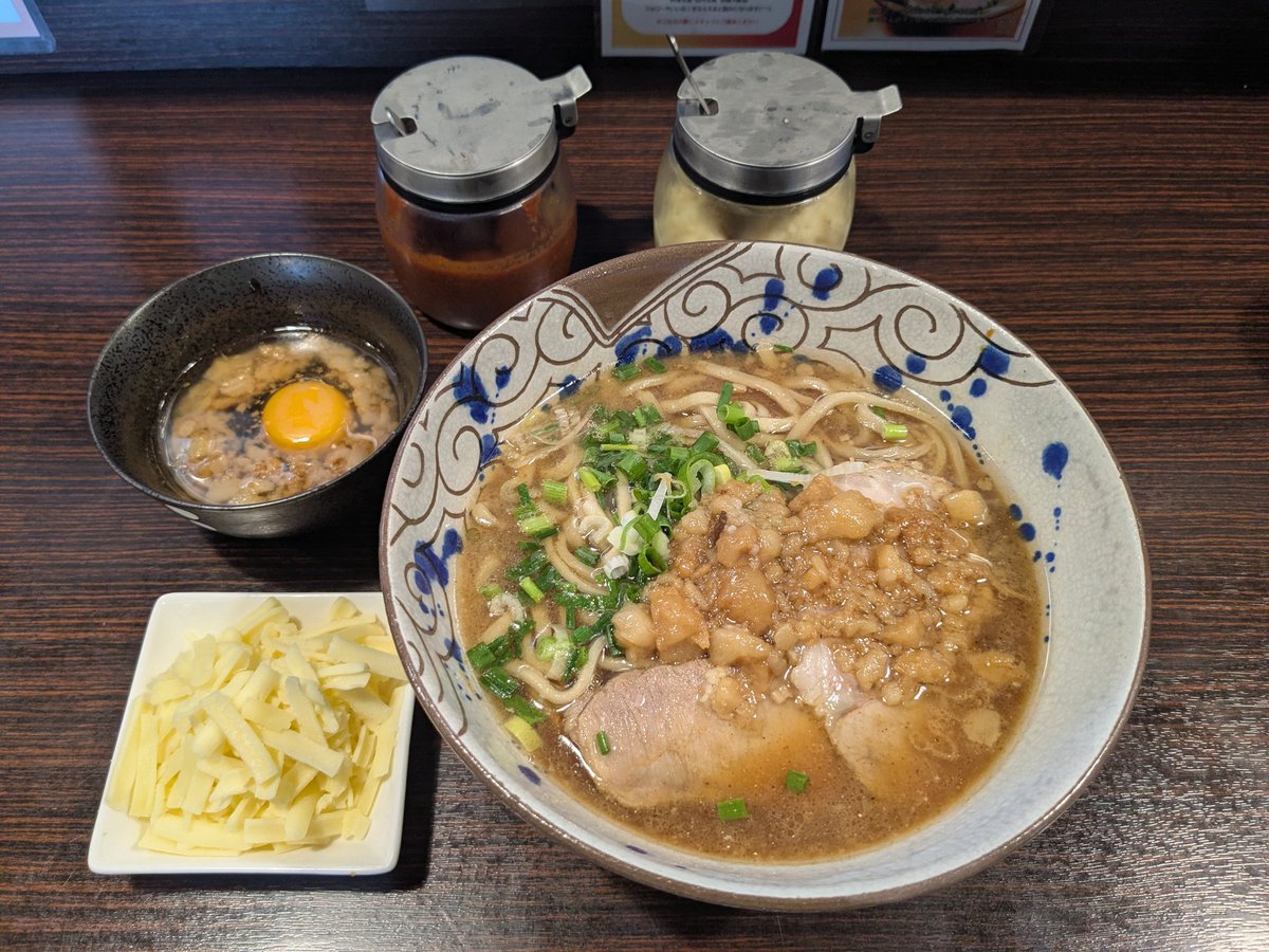 shurihiro's tweet image. 麺道くろとん
魚介G麺（ヤサイ抜き、アブラまし）
つけ脂タレ　チーズ　生姜　豆板醤

つけ脂タレを堪能したくて☺️
そのまま⇛つけ脂⇛チーズ入れ⇛つけ脂⇛生姜投入⇛つけ脂⇛豆板醤投入⇛つけ脂と色々楽しみ満足の一杯でした😋
※抽選券なくしたので抽選は断念😂
#沖縄ラーメン
#くろとん