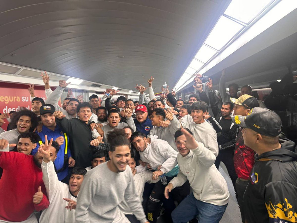 DONKANDAVILA's tweet photo. @LaBunkeB @4F_Mamba @adelso_car @OncaTvR @Onca_MRD @EfrainReporta @AlidaFreit31886 "LA FOTO"
#ComandoHugoChávez 
@dcabellor 

LA SACÓ DEL ESTADIO 🏟️

#11AñosConChávezPorSiempre https://t.co/HYCLaPCrh4