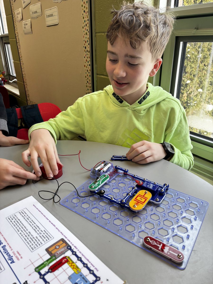 MissBrownley's tweet image. This morning 6BC explored the different types of electricity. In groups they used their critical thinking and collaboration skills to build their own circuits. Way to go!🙌🏼🔌⚡️🔋💡@OttCatholicSB @StLeonardOCSB #ocsbDeepLearning