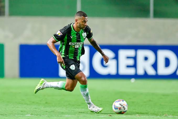 AnalisaCRVG's tweet photo. 🚨 | AVANÇOU!

O Vasco está em negociações avançadas com o ponta Fabinho, do América-MG.

O Cruzmaltino já realizou consultas e as tratativas para contratar o atacante estão em andamento.

Outros clubes têm interesse no atleta.

📰 | @rodsilverio_
📸 | Reprodução https://t.co/qd6PWXvjbh