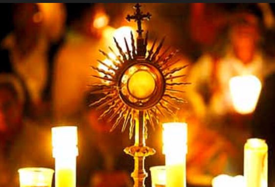 reinatorres7's tweet photo. “Ahí lo tienes: es Rey de reyes y Señor de señores. Está escondido en el Pan.
Se humilló hasta esos extremos por amor a ti”.

San Josemaría Escrivá 

#OpusDei #ObraDeDios https://t.co/kcNsQVaNUG