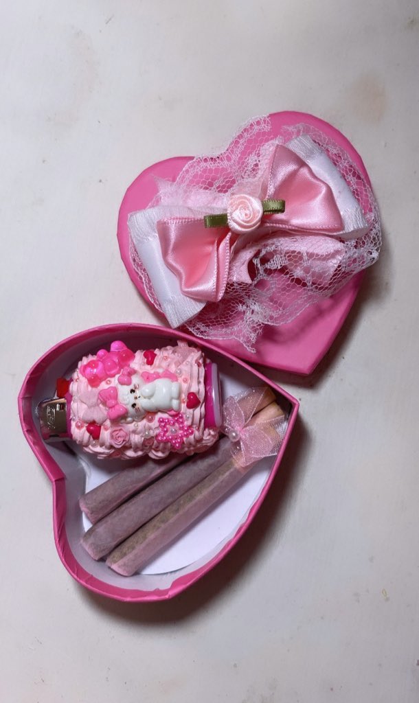 br4ttyn4tty's tweet photo. Love Valentines Day and being a #girlplug #2CUTE 💝
Pink joints & Deco lighters 🧁🎀 https://t.co/sXMl8xjFOC
