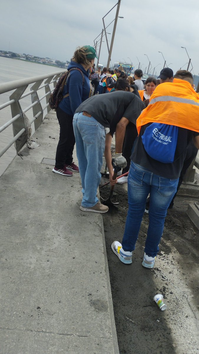 xAlejoPv's tweet photo. @Lennone68 @DanielNoboaOk Compañero si se trabaja, solo que como la mayoría vivimos lejos de la ubicación claramente toca llegar temprano y nos toca esperar hasta que comience el trabajo https://t.co/IerS1aTBGa