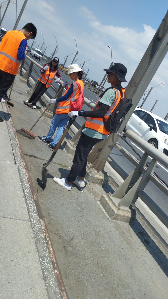 xAlejoPv's tweet photo. @Lennone68 @DanielNoboaOk Compañero si se trabaja, solo que como la mayoría vivimos lejos de la ubicación claramente toca llegar temprano y nos toca esperar hasta que comience el trabajo https://t.co/IerS1aTBGa