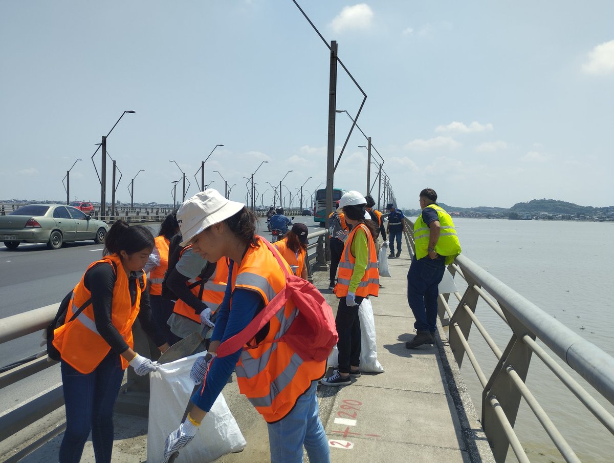 xAlejoPv's tweet photo. @Lennone68 @DanielNoboaOk Compañero si se trabaja, solo que como la mayoría vivimos lejos de la ubicación claramente toca llegar temprano y nos toca esperar hasta que comience el trabajo https://t.co/IerS1aTBGa