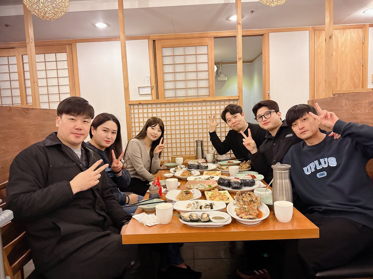 leeseul614's tweet photo. 인천소매에서는 
직영점 1월 성과우수 TOP5인원과
팀장님과의 맛있는 점심식사 자리가 있었습니다🥰

구월직영점 
김성호님☺️,오태경님😊
남기훈님🙂,허진원님😁
동인천직영점 김소연님🥰

1월 고생많으셨습니다^^
2월도 화이팅입니다~!!🤗
@Parkjongyeong
@dmsgk0714 @zerohyun9649 @ydscde https://t.co/kWm6NPEm51