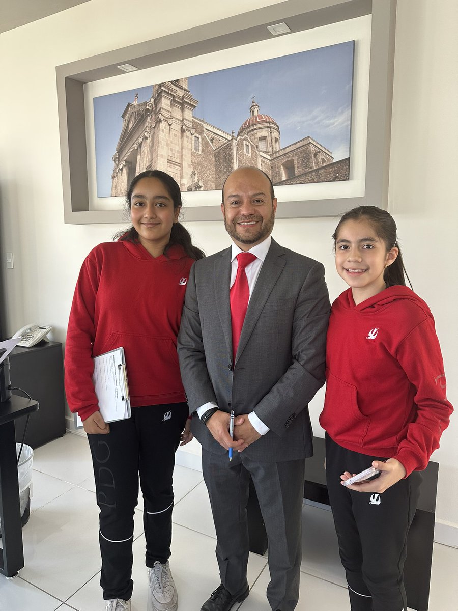 HacielBustos's tweet photo. Como Director del Colegio Pedro de Gante me llena de orgullo ver que los alumnos empiezan a desarrollarse con gran profesionalismo, hoy recibí la visita de dos alumnas de 5to de primaria a quienes les compartí algunas vivencias.
#SomosPDG https://t.co/xerQ7KsOQr