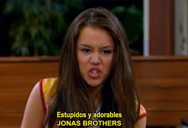 _NayelliRdgz's tweet photo. Yo leyendo la carta de los Jonas Brothers por el 20 aniversario. 

#JonasBrothers https://t.co/y83CKUU0L2