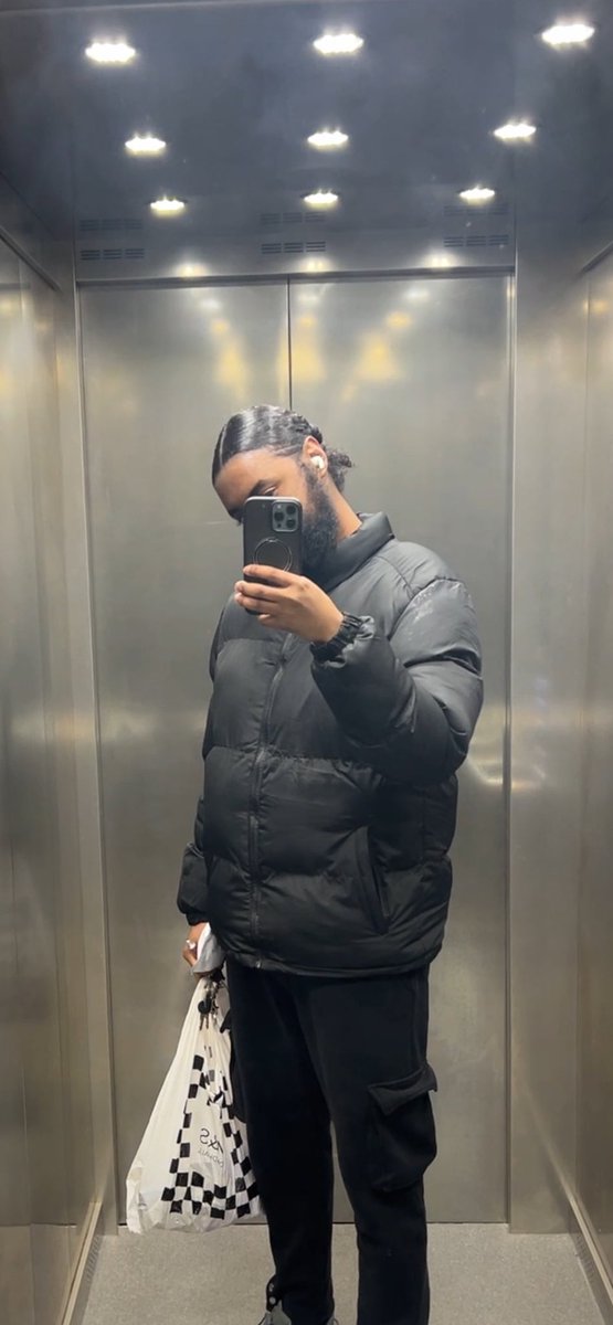 OmariMills's tweet photo. Slick bun smoother than your bitch bun https://t.co/LGf0ke01Yr