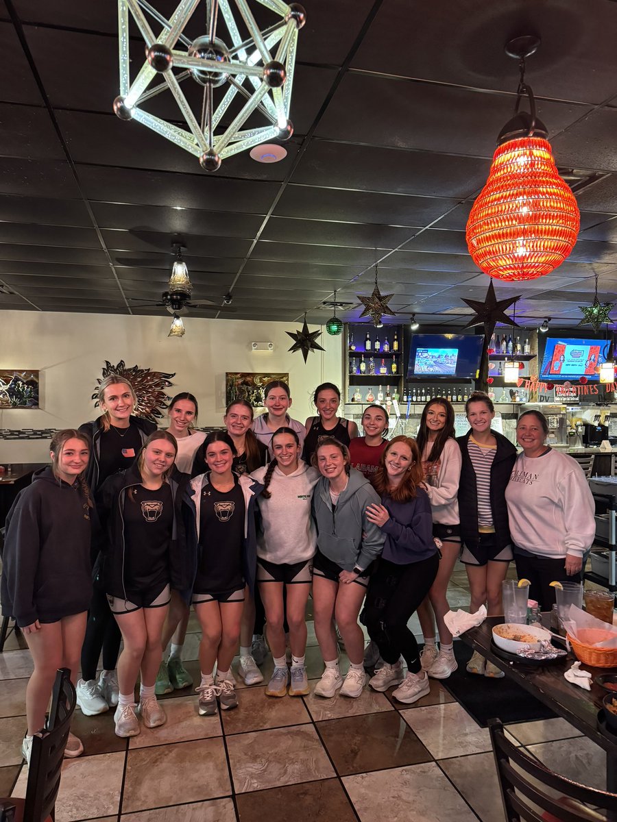 CHS_WBasketBall's tweet photo. Big week, Big support!! 
Shirts have been made, dinners have been bought, letters have been delivered.  Big thanks to @CullmanFB HC Trent Walker for sharing encouragement with our team and Cullman girls soccer for the valentines!! https://t.co/12HrL4rgJU
