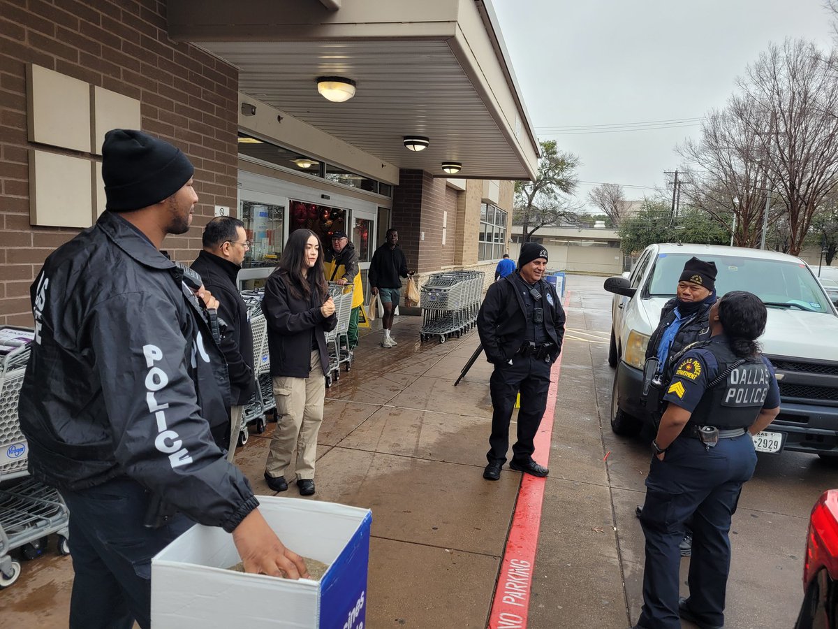 A big thank you to our good friends <a href="/KrogerDFW/">Kroger News Dallas</a> ! They were gracious enough to give is thirty rose bouquets for our Flower Workshop event! THANK YOU!!!