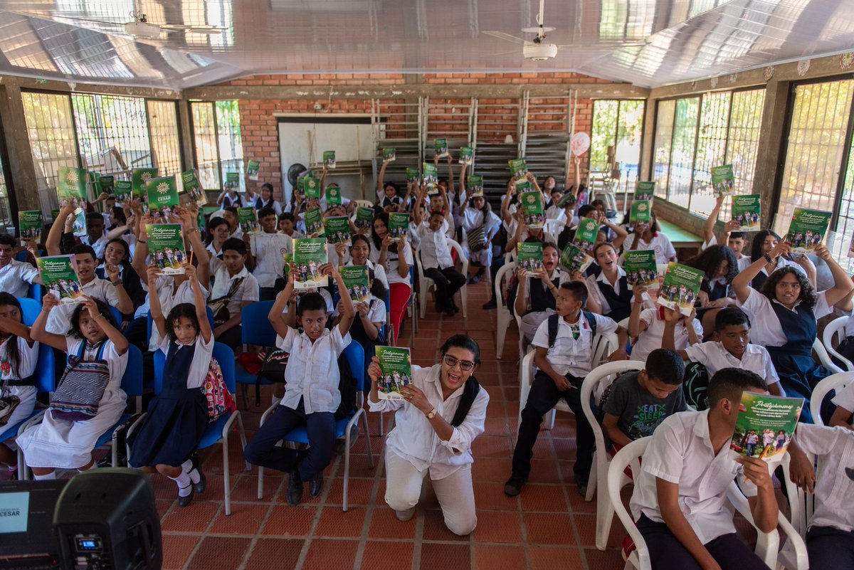 🔴Con motivo del Día Internacional de las #ManosRojas, lanzamos desde el Gobierno del Cesar nuestra cartilla pedagógica 'Protejámonos del reclutamiento forzado: una niñez con derechos es una niñez feliz'.

🎒La primera entrega ocurrió en la I.E Virgen del Carmen, en La Mesa, del