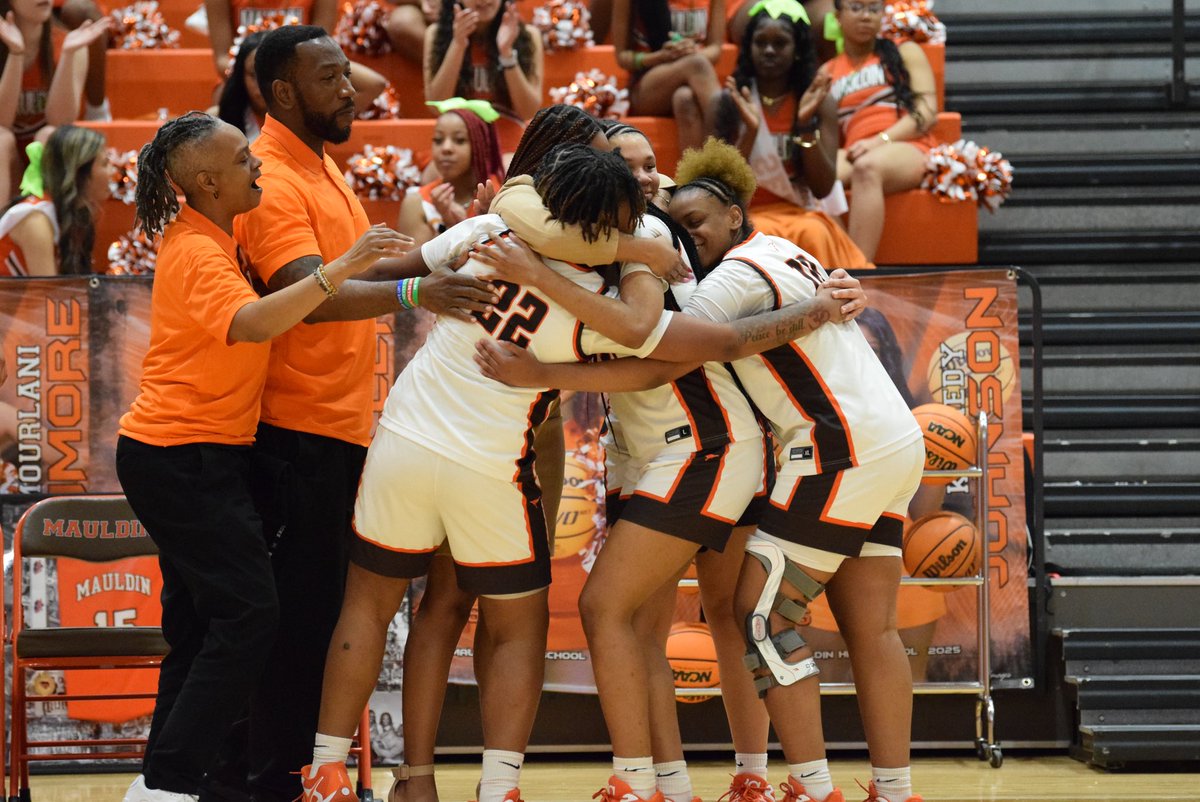 MauldinWBB's tweet image. Successful senior night for our seniors. 🤍🧡🤎
