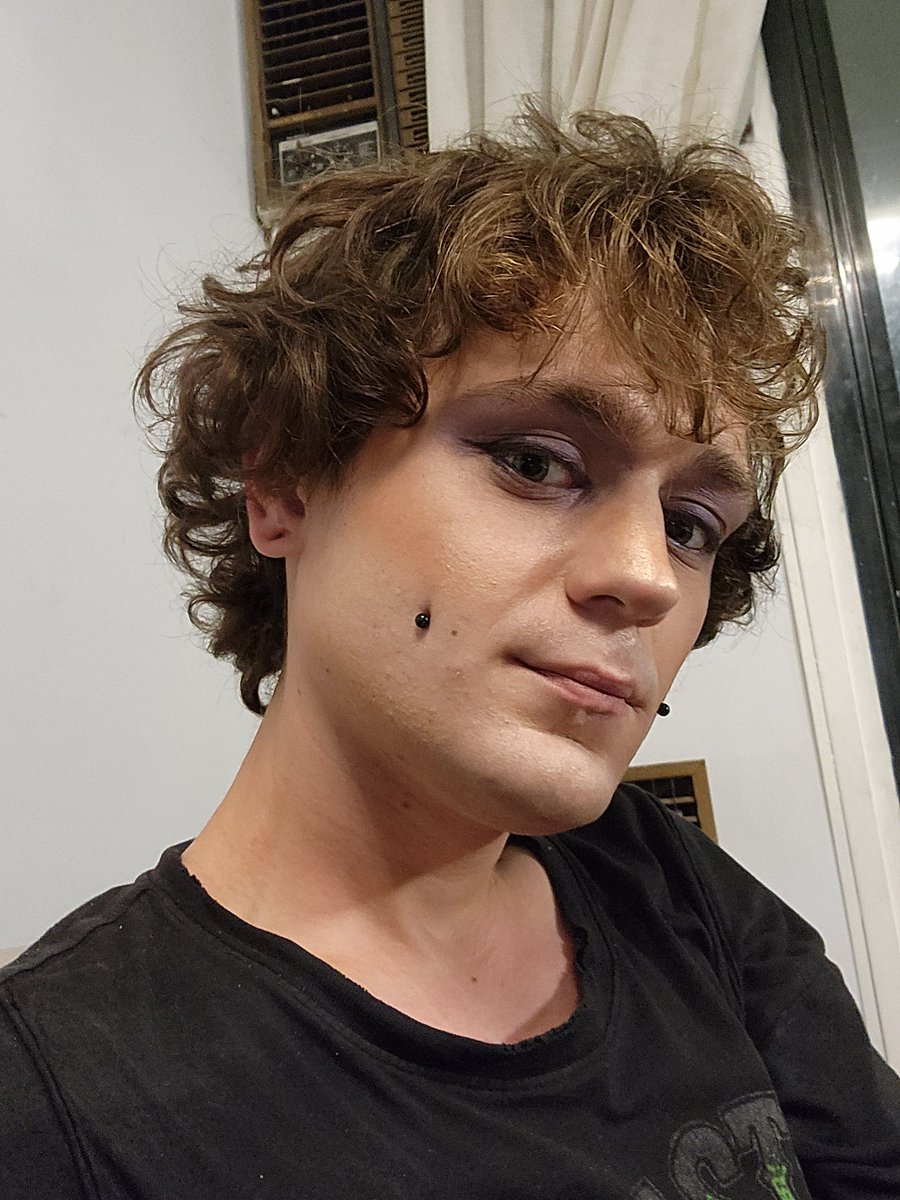 первая попытка в мейк это такой пиздец 😂

стрелки мрази конечно 😡
нос тоже хорош, он пытался в контуринг, блять