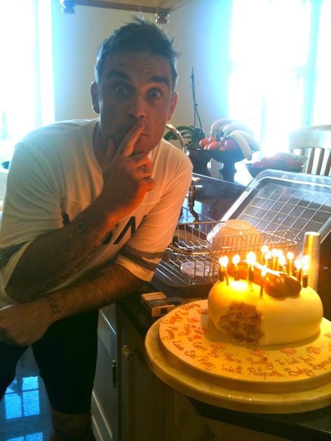 0asisupersonic's tweet photo. Happy birthday to this incredible human being that I have loved since I was 13 years old, thank you for your music and for all those great and unique things that make you who you are, thank you and happy day Robbie Williams, I love you. 🎂🎂✨️ keep rocking @robbiewilliams !! https://t.co/ttOOtlKaEQ
