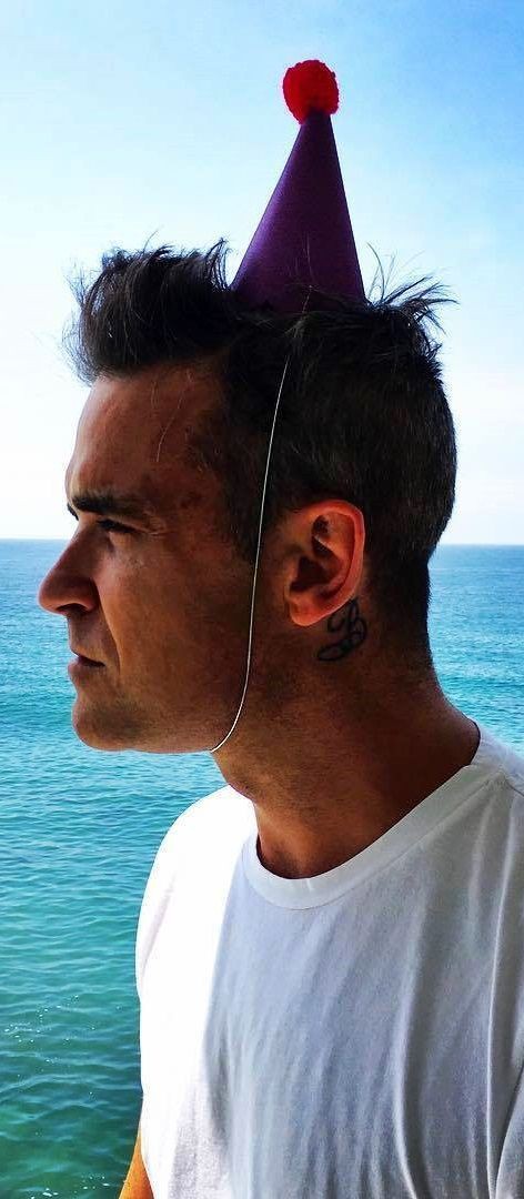 0asisupersonic's tweet photo. Happy birthday to this incredible human being that I have loved since I was 13 years old, thank you for your music and for all those great and unique things that make you who you are, thank you and happy day Robbie Williams, I love you. 🎂🎂✨️ keep rocking @robbiewilliams !! https://t.co/ttOOtlKaEQ