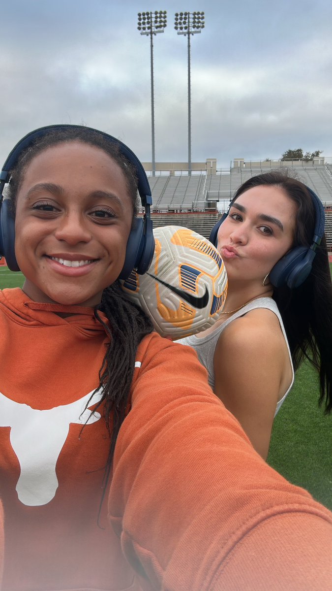 mateya_dessieux's tweet photo. My hype up playlist is a necessity! Have to have my JBL Live 660NC headphones with me everywhere I go! Shop JBL. #JBLCampus #JBLPartner @jblaudio @TexasSoccer @_delconte https://t.co/hpWTiLfDGO