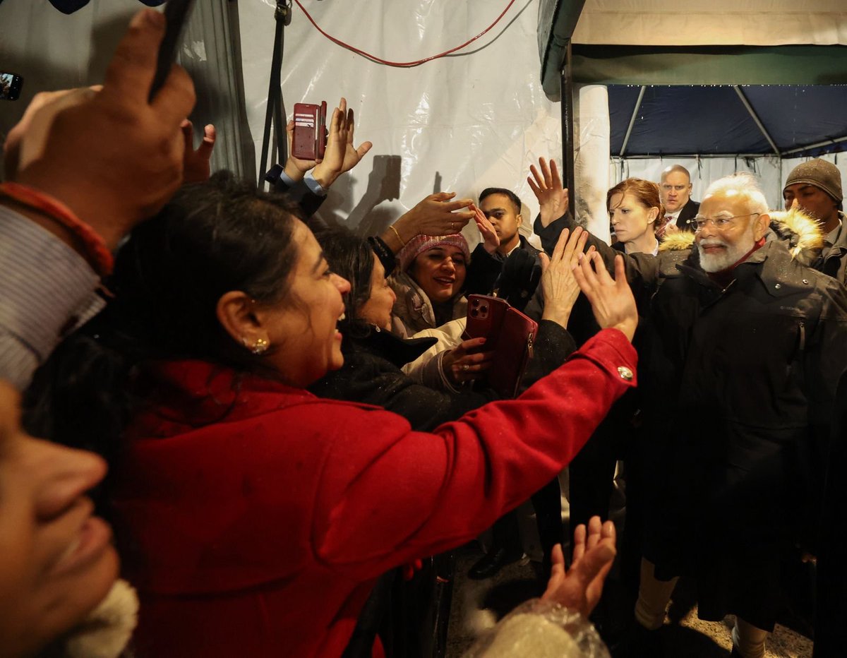 narendramodi's tweet image. A warm reception in the winter chill! 

Despite the cold weather, the Indian diaspora in Washington DC has welcomed me with a very special welcome. My gratitude to them.