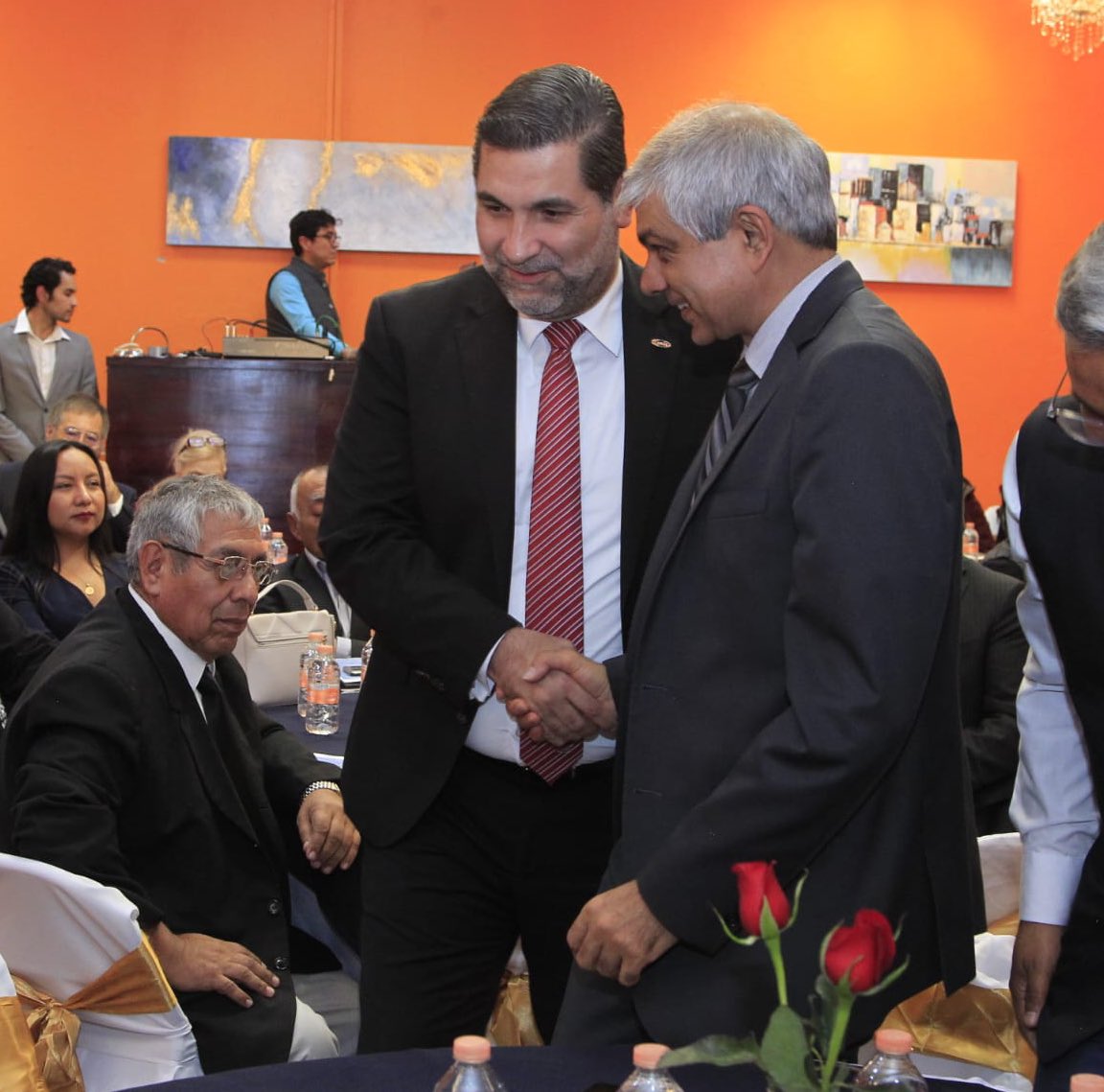 cmicnacional's tweet photo. El presidente nacional de la CMIC, Luis Méndez Jaled @lmendezjaled, se reunió esta mañana con el Embajador de la India en México Pankaj Sharma @IndEmbMexico, en un encuentro en el que se abordaron temas relativos a los sectores de la construcción de México e India, particularmente la oportunidad de participar en el #VibrantBuildcon2025, considerada la exposición de materiales de construcción más importante de la India.

En la reunión se expusieron detalles de este importante evento, el cual se realizará en abril del presente y el cual, se dijo, representa una experiencia internacional para los afiliados a la CMIC.

Méndez Jaled expresó que en la CMIC queremos que las empresas constructoras tengan acceso a mercados con alto potencial y a herramientas que nos permitan mejorar procesos y adoptar nuevas tecnologías.

Vibrant Buildcon, expuso, nos brinda precisamente esta posibilidad: conectar con socios estratégicos, generar negocios y posicionar a México como un actor relevante en la industria de la construcción a nivel mundial.

La India, con su vasto desarrollo en infraestructura y la innovación en materiales de construcción, ofrece un modelo del cual podemos aprender, al mismo tiempo que México tiene mucho que aportar con su experiencia en proyectos de gran escala, por citar un ejemplo, agregó el líder nacional de la CMIC.