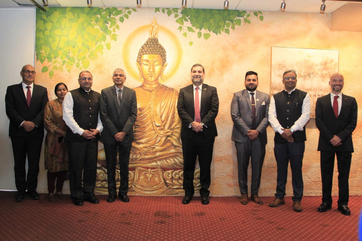 cmicnacional's tweet photo. El presidente nacional de la CMIC, Luis Méndez Jaled @lmendezjaled, se reunió esta mañana con el Embajador de la India en México Pankaj Sharma @IndEmbMexico, en un encuentro en el que se abordaron temas relativos a los sectores de la construcción de México e India, particularmente la oportunidad de participar en el #VibrantBuildcon2025, considerada la exposición de materiales de construcción más importante de la India.

En la reunión se expusieron detalles de este importante evento, el cual se realizará en abril del presente y el cual, se dijo, representa una experiencia internacional para los afiliados a la CMIC.

Méndez Jaled expresó que en la CMIC queremos que las empresas constructoras tengan acceso a mercados con alto potencial y a herramientas que nos permitan mejorar procesos y adoptar nuevas tecnologías.

Vibrant Buildcon, expuso, nos brinda precisamente esta posibilidad: conectar con socios estratégicos, generar negocios y posicionar a México como un actor relevante en la industria de la construcción a nivel mundial.

La India, con su vasto desarrollo en infraestructura y la innovación en materiales de construcción, ofrece un modelo del cual podemos aprender, al mismo tiempo que México tiene mucho que aportar con su experiencia en proyectos de gran escala, por citar un ejemplo, agregó el líder nacional de la CMIC.