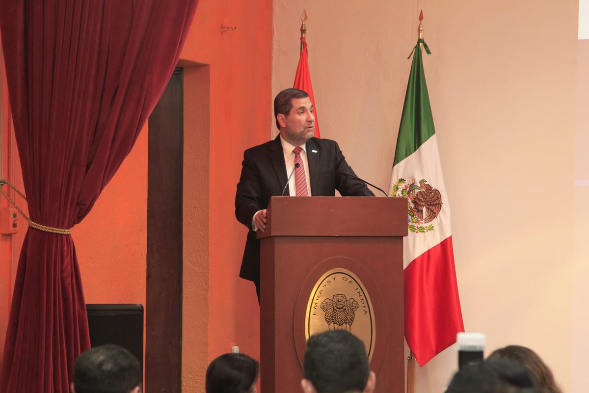 cmicnacional's tweet photo. El presidente nacional de la CMIC, Luis Méndez Jaled @lmendezjaled, se reunió esta mañana con el Embajador de la India en México Pankaj Sharma @IndEmbMexico, en un encuentro en el que se abordaron temas relativos a los sectores de la construcción de México e India, particularmente la oportunidad de participar en el #VibrantBuildcon2025, considerada la exposición de materiales de construcción más importante de la India.

En la reunión se expusieron detalles de este importante evento, el cual se realizará en abril del presente y el cual, se dijo, representa una experiencia internacional para los afiliados a la CMIC.

Méndez Jaled expresó que en la CMIC queremos que las empresas constructoras tengan acceso a mercados con alto potencial y a herramientas que nos permitan mejorar procesos y adoptar nuevas tecnologías.

Vibrant Buildcon, expuso, nos brinda precisamente esta posibilidad: conectar con socios estratégicos, generar negocios y posicionar a México como un actor relevante en la industria de la construcción a nivel mundial.

La India, con su vasto desarrollo en infraestructura y la innovación en materiales de construcción, ofrece un modelo del cual podemos aprender, al mismo tiempo que México tiene mucho que aportar con su experiencia en proyectos de gran escala, por citar un ejemplo, agregó el líder nacional de la CMIC.
