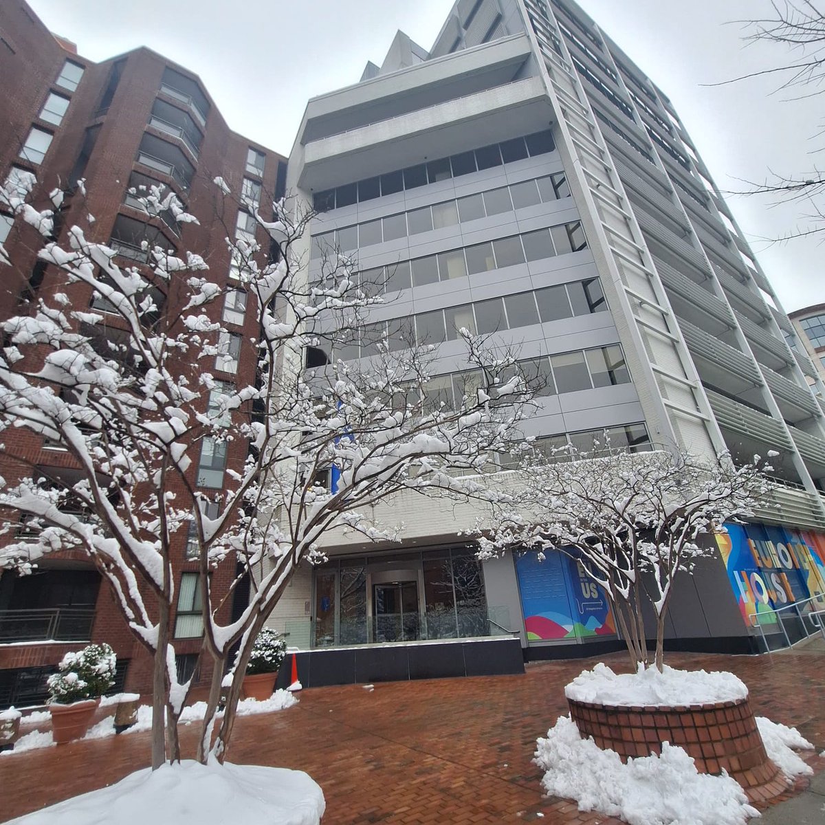 Honoured to host my first DCM meeting and connect with counterparts from all 27 EU Member States. Great discussions on transatlantic relations and shared priorities — plus a stunning snowy view of Washington. We made it in person despite the weather! ❄️🇪🇺🇺🇸