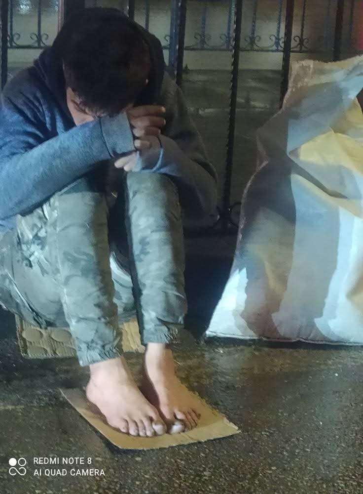 Fotoğraf saat 23.34 te çekildi.Yer Özdemir bey c İnönü blv ve hürriyet Cd.kavşağı.Yani Gaziantep’in göbeği. Bu genç fotoğrafını çektiğimi görünce utandı.Bense onu bu duruma düşürenlere utandım.Sizler ne dersiniz bilemem artık.<a href="/Mehmetiletmi2/">Mehmet iletmiş</a> <a href="/gantepvaliligi/">Gaziantep Valiliği</a> <a href="/FatmaSahin/">Fatma Şahin</a> #Gaziantep